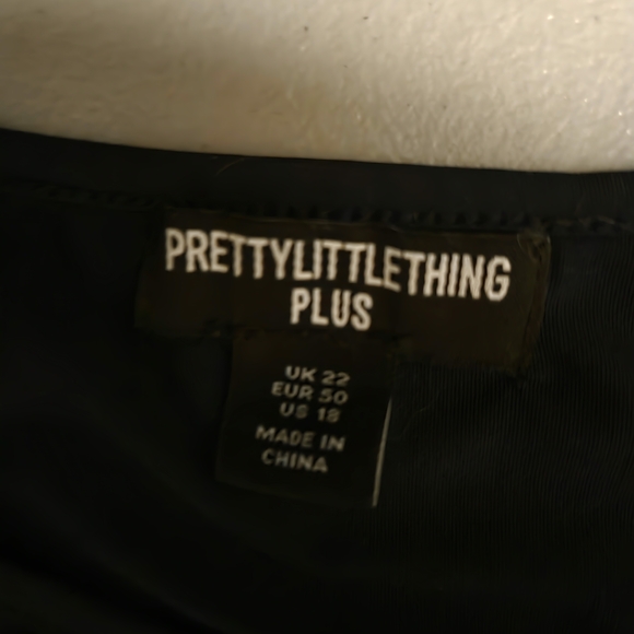PrettyLittleThing Navy Branded Long Sleeve Crop Top & Lounge Pants - Picture 3 of 5